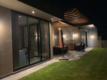 CASA EN VENTA Y EN RENTA EN VISTA REAL, 4 RECS. 5 BAÑOS, JARDIN,