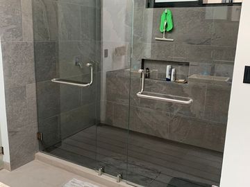 CASA EN VENTA Y EN RENTA EN VISTA REAL, 4 RECS. 5 BAÑOS, JARDIN,