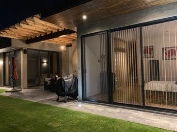CASA EN VENTA Y EN RENTA EN VISTA REAL, 4 RECS. 5 BAÑOS, JARDIN,