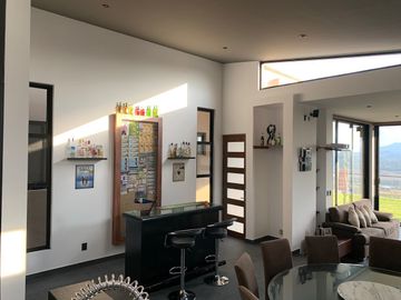 CASA EN VENTA Y EN RENTA EN VISTA REAL, 4 RECS. 5 BAÑOS, JARDIN,