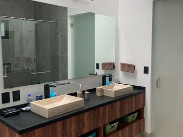 CASA EN VENTA Y EN RENTA EN VISTA REAL, 4 RECS. 5 BAÑOS, JARDIN,