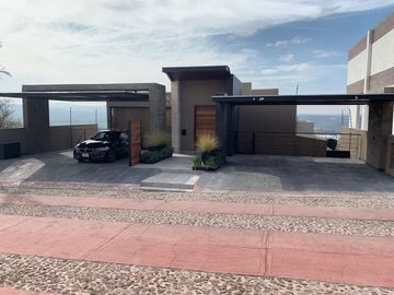 CASA EN VENTA Y EN RENTA EN VISTA REAL, 4 RECS. 5 BAÑOS, JARDIN,