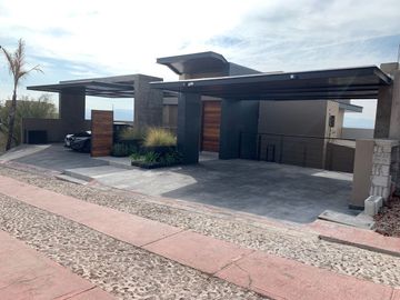 CASA EN VENTA Y EN RENTA EN VISTA REAL, 4 RECS. 5 BAÑOS, JARDIN,