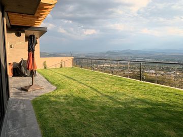 CASA EN VENTA Y EN RENTA EN VISTA REAL, 4 RECS. 5 BAÑOS, JARDIN,