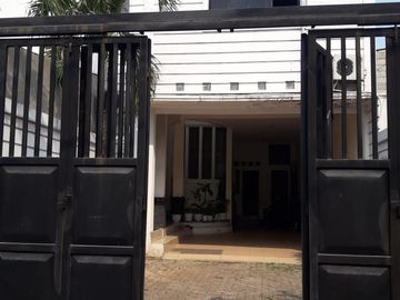 Rumah Akses 1 Mobil, 30 Meter Ke Jalan Munjul Raya