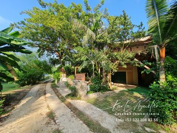 Se vende casa en Sayulita rodeada de hermosa vegetación ideal para rentas y vivir en paz