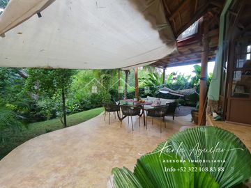 Se vende casa en Sayulita rodeada de hermosa vegetación ideal para rentas y vivir en paz