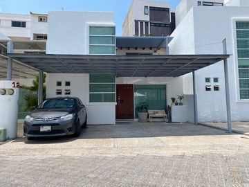 C200 CASA EN VENTA CUMBRES DEL MIRADOR MUY ILUMINADA ESXCELENTE PRECIO Y UBICACIÓN