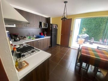 C200 CASA EN VENTA CUMBRES DEL MIRADOR MUY ILUMINADA ESXCELENTE PRECIO Y UBICACIÓN