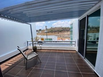 C200 CASA EN VENTA CUMBRES DEL MIRADOR MUY ILUMINADA ESXCELENTE PRECIO Y UBICACIÓN