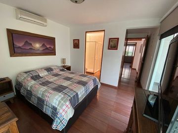 C200 CASA EN VENTA CUMBRES DEL MIRADOR MUY ILUMINADA ESXCELENTE PRECIO Y UBICACIÓN