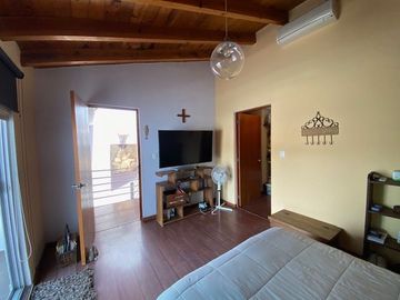 C200 CASA EN VENTA CUMBRES DEL MIRADOR MUY ILUMINADA ESXCELENTE PRECIO Y UBICACIÓN
