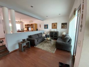 C200 CASA EN VENTA CUMBRES DEL MIRADOR MUY ILUMINADA ESXCELENTE PRECIO Y UBICACIÓN