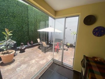 C200 CASA EN VENTA CUMBRES DEL MIRADOR MUY ILUMINADA ESXCELENTE PRECIO Y UBICACIÓN