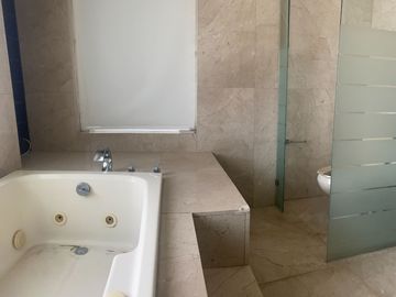 VENTA CASA CON SEGURIDAD BOSQUES DE LA HERRADURA