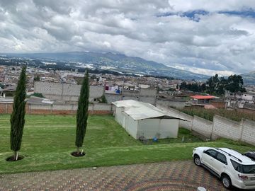 VENTA  CASA EN CAYAMBE, MIRADOR DE PUNTIACHIL, CERCA AL PARQUE CENTRAL
