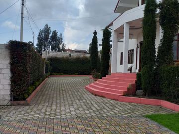 VENTA  CASA EN CAYAMBE, MIRADOR DE PUNTIACHIL, CERCA AL PARQUE CENTRAL