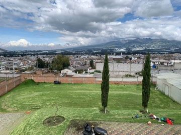 VENTA  CASA EN CAYAMBE, MIRADOR DE PUNTIACHIL, CERCA AL PARQUE CENTRAL