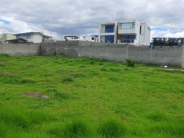 Vendo terreno de 750m2, en la Urbanización Ejército Nacional, con cerramiento, servicios