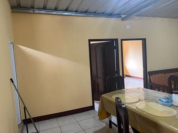 VENDO CASA A POCOS METROS DEL MERCADO MUNICIPAL