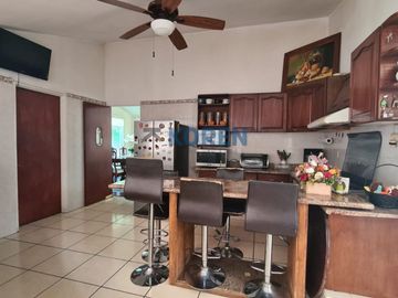 CASA EN VENTA EN VILLAS DE IRAPUATO, CON AMPLIO JARDÍN, MUY CERCA DEL TEC DE MTY