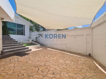 CASA EN VENTA EN VILLAS DE IRAPUATO, CON AMPLIO JARDÍN, MUY CERCA DEL TEC DE MTY