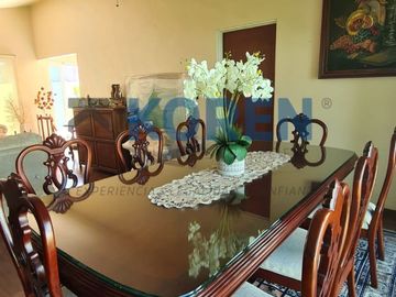 CASA EN VENTA EN VILLAS DE IRAPUATO, CON AMPLIO JARDÍN, MUY CERCA DEL TEC DE MTY