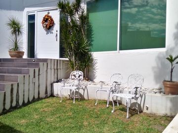 CASA EN VENTA EN VILLAS DE IRAPUATO, CON AMPLIO JARDÍN, MUY CERCA DEL TEC DE MTY