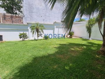 CASA EN VENTA EN VILLAS DE IRAPUATO, CON AMPLIO JARDÍN, MUY CERCA DEL TEC DE MTY