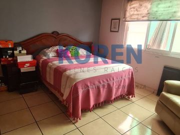 CASA EN VENTA EN VILLAS DE IRAPUATO, CON AMPLIO JARDÍN, MUY CERCA DEL TEC DE MTY