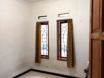 Rumah Hook Luas dan Strategis di Tepi Jalan Lempongsari