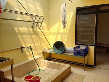 Rumah Hook Luas dan Strategis di Tepi Jalan Lempongsari
