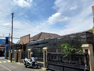 Rumah Hook Luas dan Strategis di Tepi Jalan Lempongsari