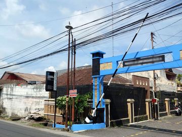 Rumah Hook Luas dan Strategis di Tepi Jalan Lempongsari
