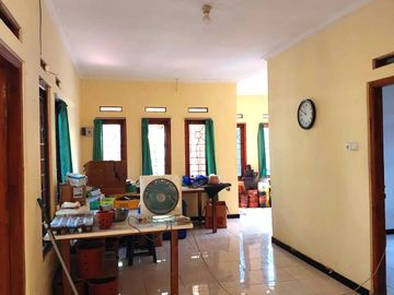 Rumah Hook Luas dan Strategis di Tepi Jalan Lempongsari