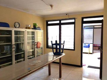 Rumah Hook Luas dan Strategis di Tepi Jalan Lempongsari