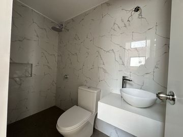 EN VENTA TRIPLEX 303 DE ESTRENO EN Ca. Aster, SURCO !ENTREGA INMEDIATA!