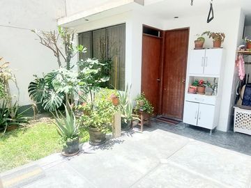 Departamento En Primer Piso Con Capacidad Para 2 Autos , Frente A Parque Anguila En Chorrillos