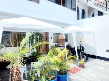 Departamento En Primer Piso Con Capacidad Para 2 Autos , Frente A Parque Anguila En Chorrillos
