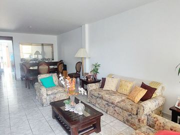 Departamento En Primer Piso Con Capacidad Para 2 Autos , Frente A Parque Anguila En Chorrillos