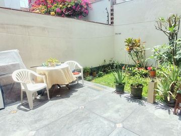 Departamento En Primer Piso Con Capacidad Para 2 Autos , Frente A Parque Anguila En Chorrillos