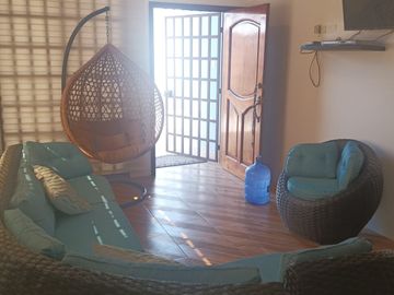 CASA DE DEPARTAMENTOS CON PISCINA EN VENTA EN CRUCITA A POCOS METROS DEL MALECÓN