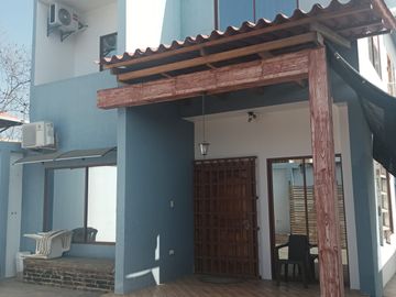 CASA DE DEPARTAMENTOS CON PISCINA EN VENTA EN CRUCITA A POCOS METROS DEL MALECÓN