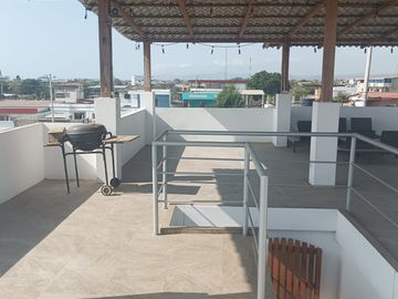CASA DE DEPARTAMENTOS CON PISCINA EN VENTA EN CRUCITA A POCOS METROS DEL MALECÓN