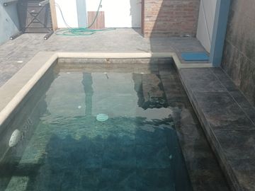CASA DE DEPARTAMENTOS CON PISCINA EN VENTA EN CRUCITA A POCOS METROS DEL MALECÓN