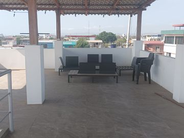 CASA DE DEPARTAMENTOS CON PISCINA EN VENTA EN CRUCITA A POCOS METROS DEL MALECÓN