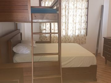 CASA DE DEPARTAMENTOS CON PISCINA EN VENTA EN CRUCITA A POCOS METROS DEL MALECÓN