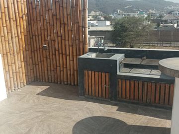 CASA DE DEPARTAMENTOS CON PISCINA EN VENTA EN CRUCITA A POCOS METROS DEL MALECÓN