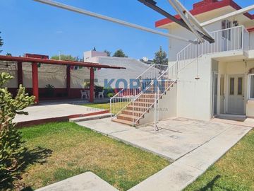 CASA EN VENTA EN VILLAS DE IRAPUATO CON DOS DEPARTAMENTOS ADJUNTOS