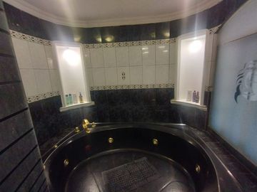 VENTA DEPARTAMENTO 1ER PISO ALTO EN URDESA 3 DORM (VIVI)